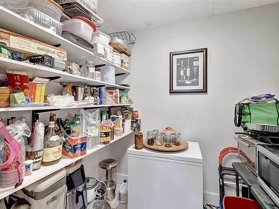4th image of 901 SW 16th St #1