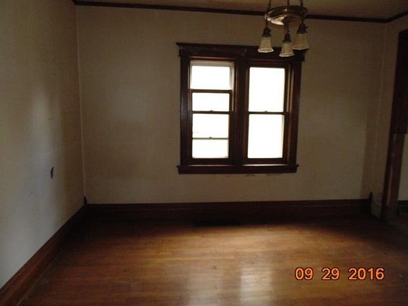 2nd image of 833 15th Ave S