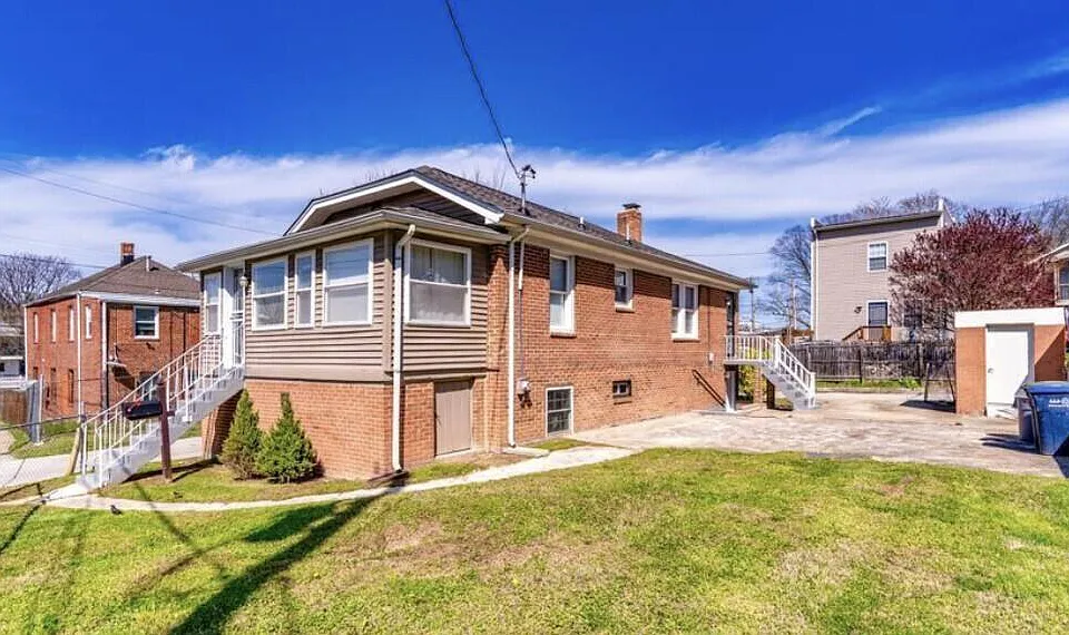 609 49th Pl NE