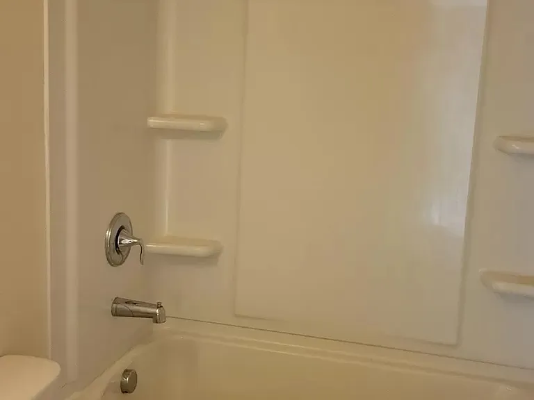107 Dellbrook Streetunit E — Photo 13