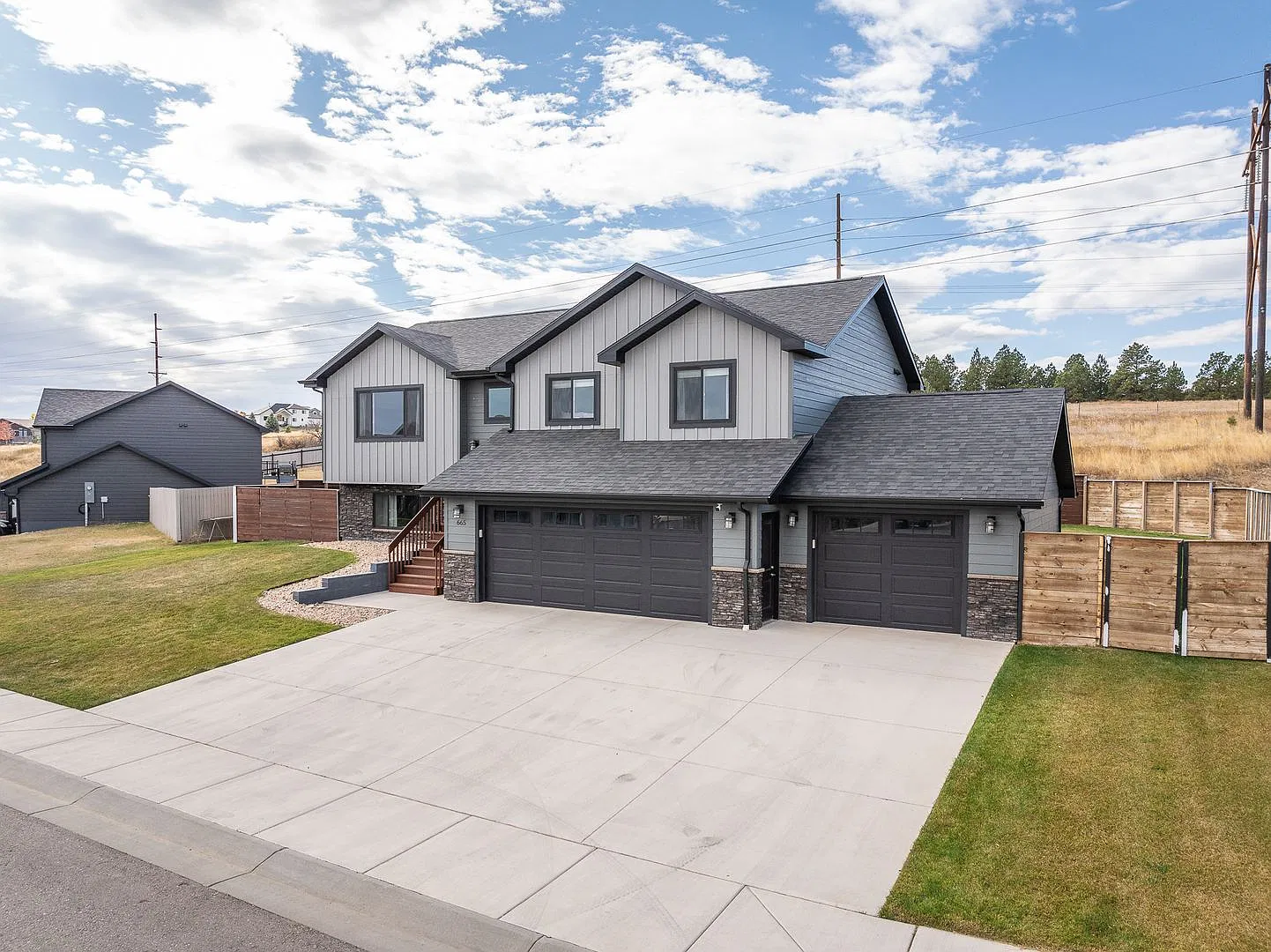 4 Bed | 3 Bath | Triple Car Garage | South | Pet Negotiable — Photo 3