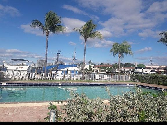 4th image of 2821 Sunny Isles Blvd APT 2G