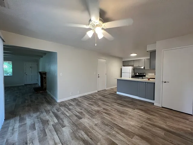2907 Jolyn Way #B — Photo 10