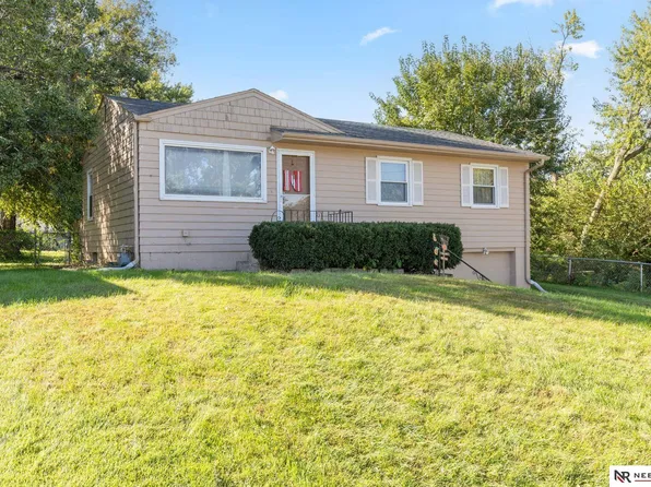 427 Highland Dr, Gretna, NE 68028