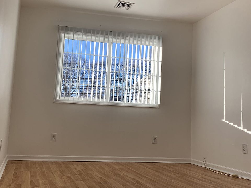 1st image of 106 Bloomfield Ave #2