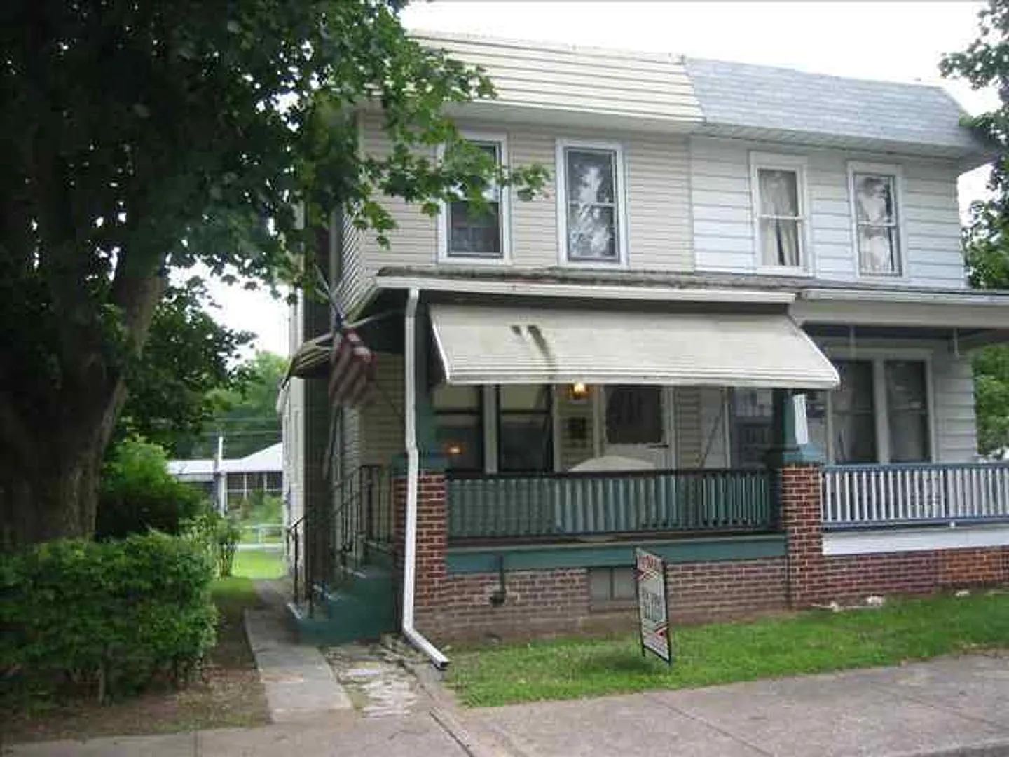 Large 3 Bedroom House Available Now! — Photo 1