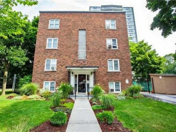 60 Robinson St #305, Hamilton, ON L8P 1Y9