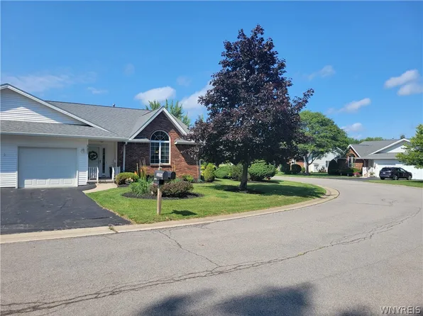 5208 Magnolia Dr #B, Lockport, NY 14094