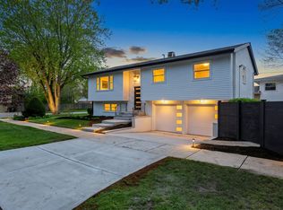 9132 Lincolnwood Dr, Evanston, IL 60203