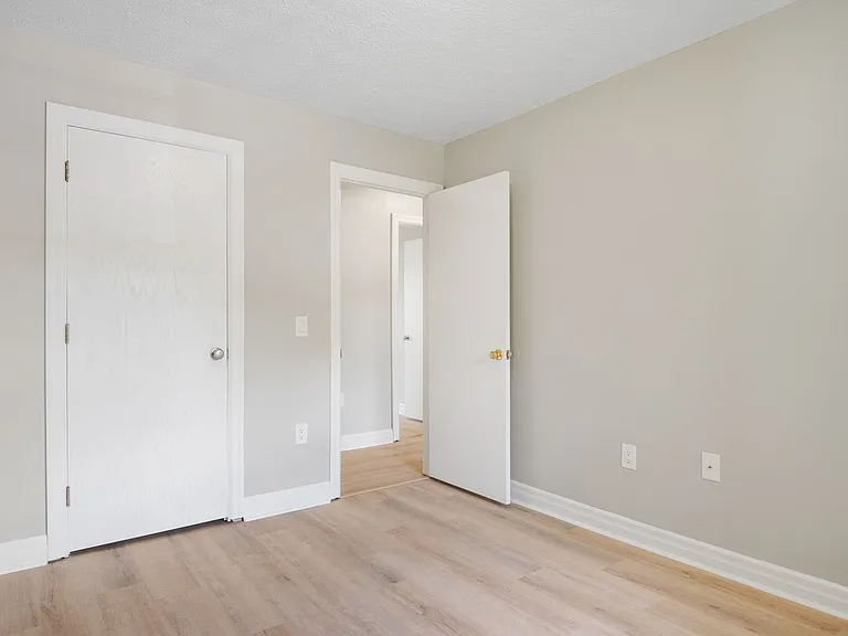 385 Warren St — Photo 17