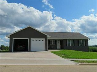 554 Sapphire Cir, Dubuque, IA 52001