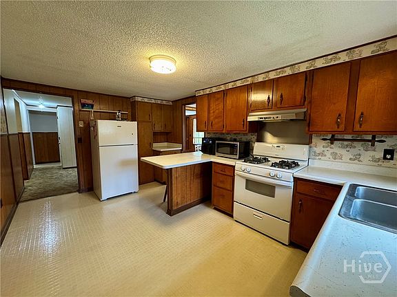 5th image of 108 Tyler St