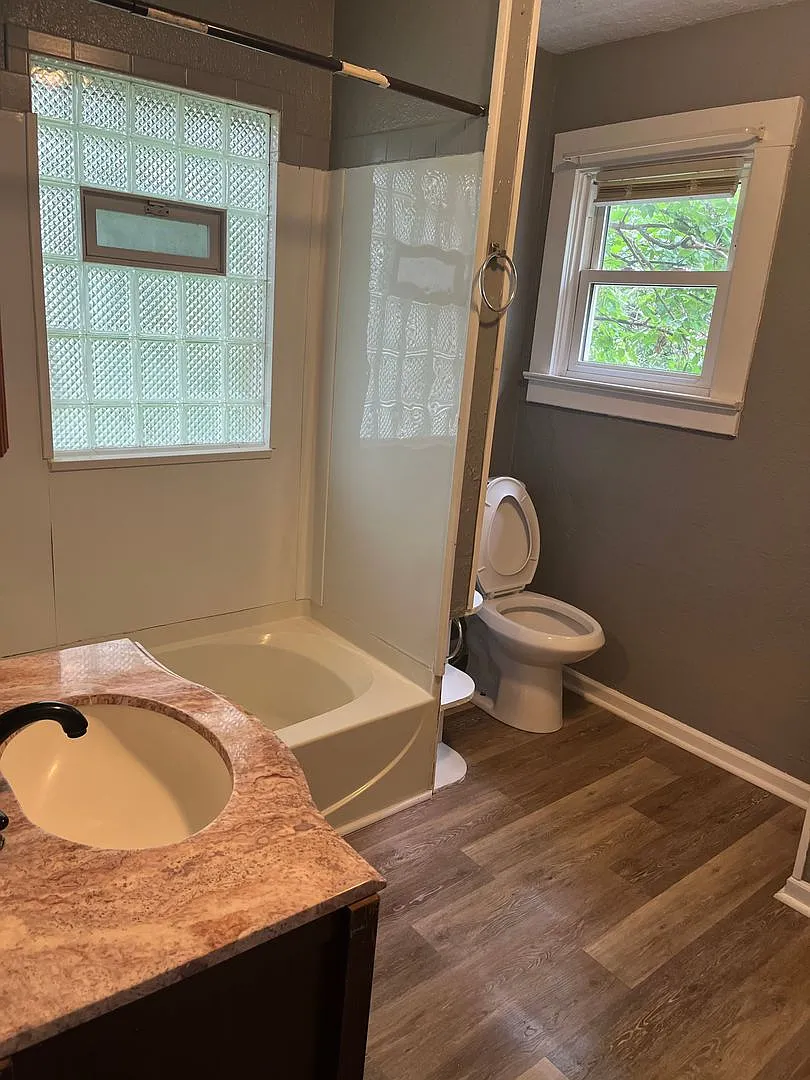 3bd Single Cash Pay/Section 8 — Photo 2