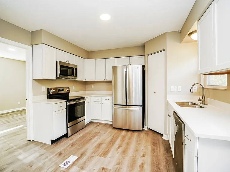 1667 Eastbrook Dr N — Photo 8