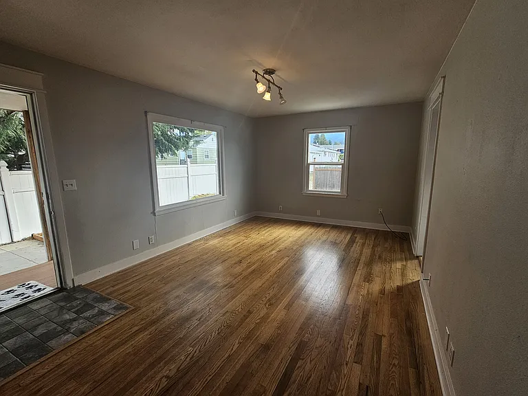 414 1/2 E 6th St — Photo 5