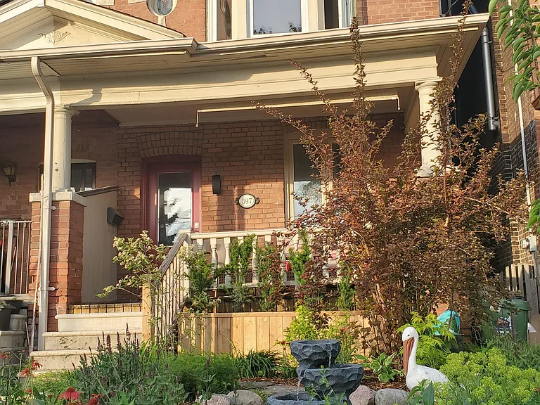 597 Carlaw Ave #UPPER — Photo 1
