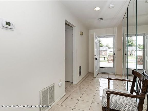 4th image of 65 Everest Dr S