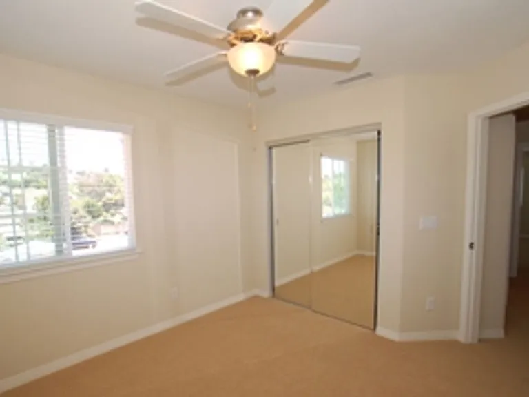 1045 Loretta Ln — Photo 9