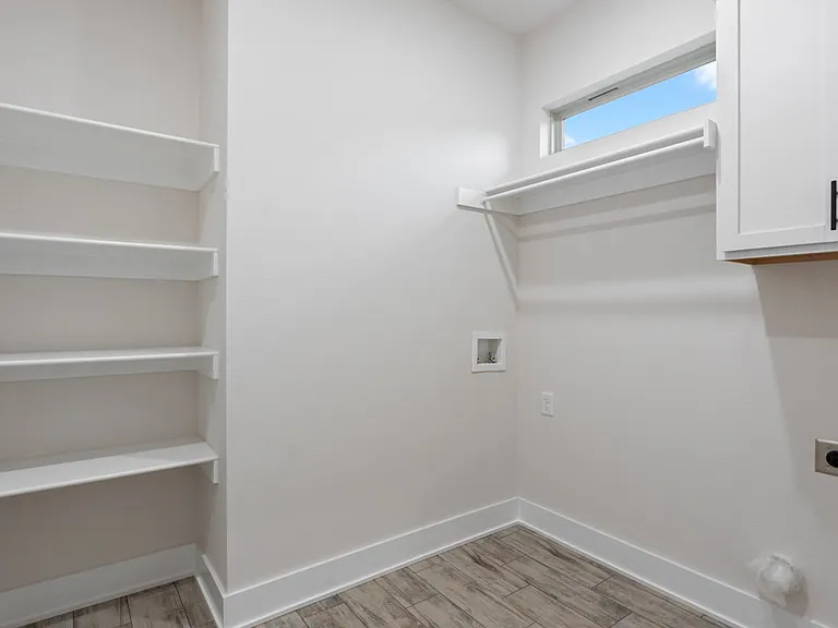 97 N Adler Ave — Photo 12