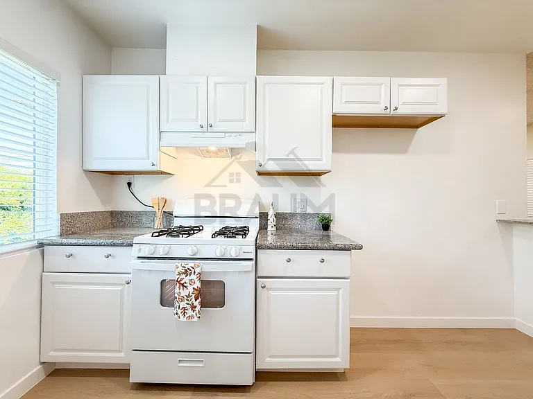 Villa East at Oxnard St. — Photo 8