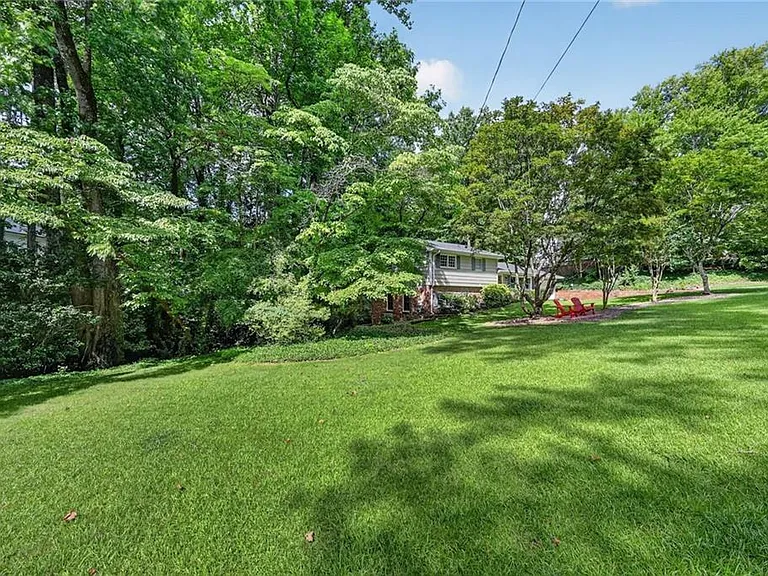 4100 Shawnee Ln NE — Photo 2