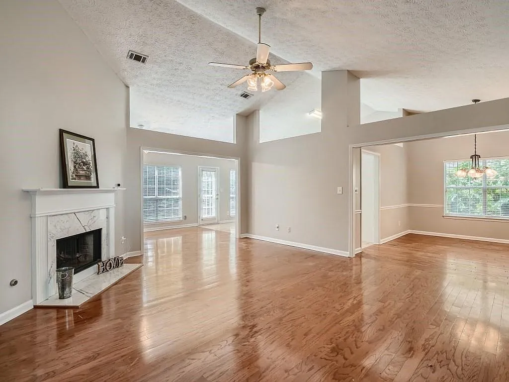 3 bed, 1801 sqft, $2,450 — Photo 4