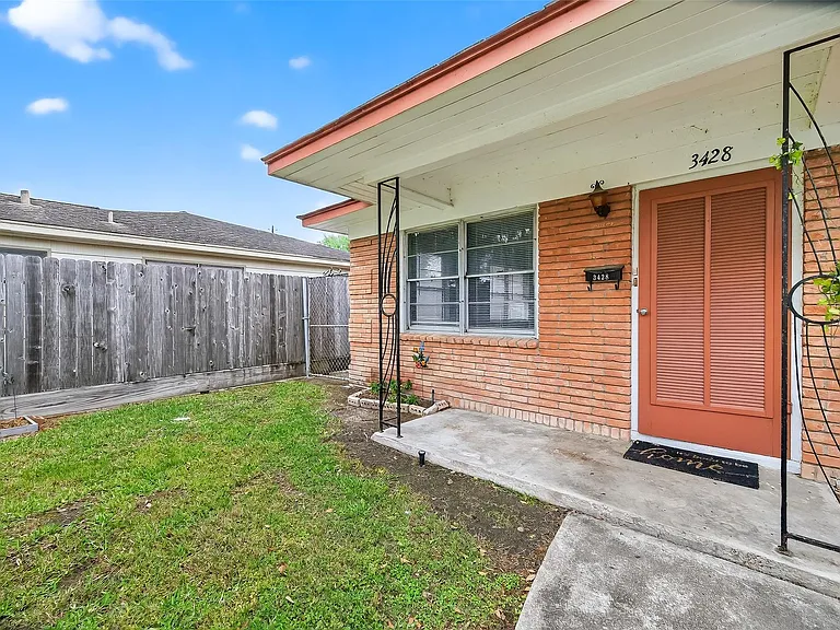 3428 Bradford St — Photo 4