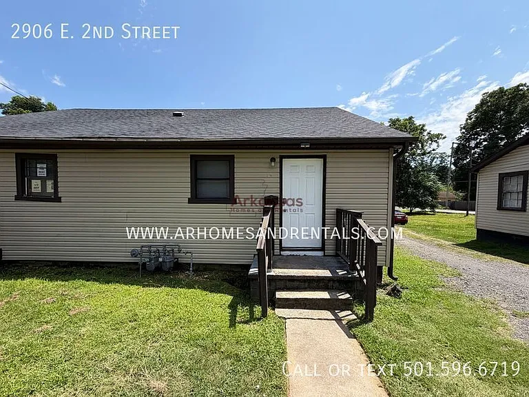 2906 E 2nd St — Photo 1