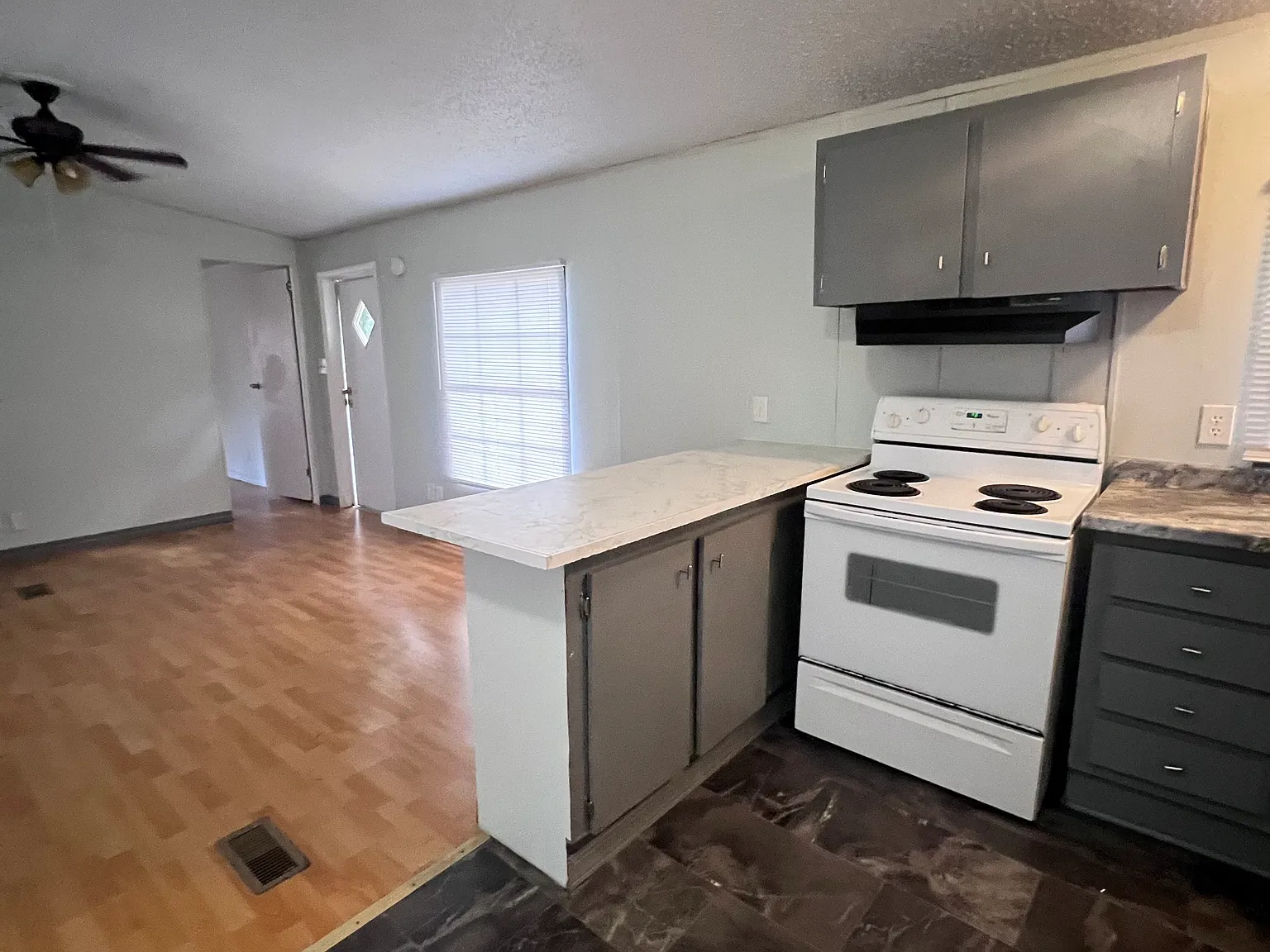 2 bed, 1.5 bath, 750 sqft, $1,000 — Photo 2