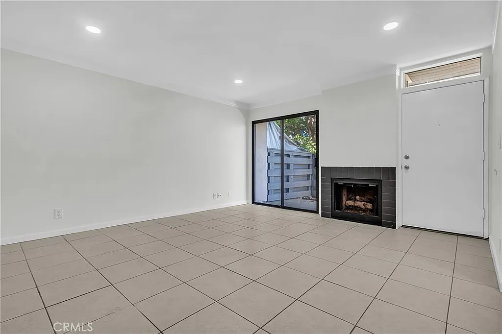 3 bed, 1186 sqft, $3,500 — Photo 4