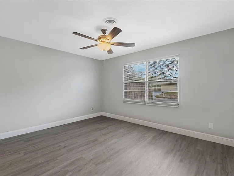 1090 Emerald Dr — Photo 11