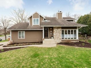 1220 Josephine Rd, Roseville, MN 55113