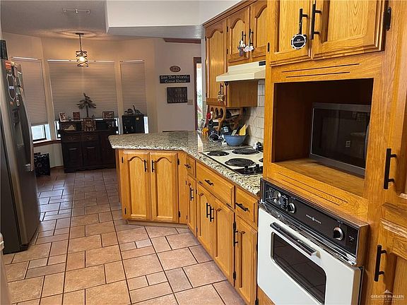 5th image of 908 Santa Anna Dr