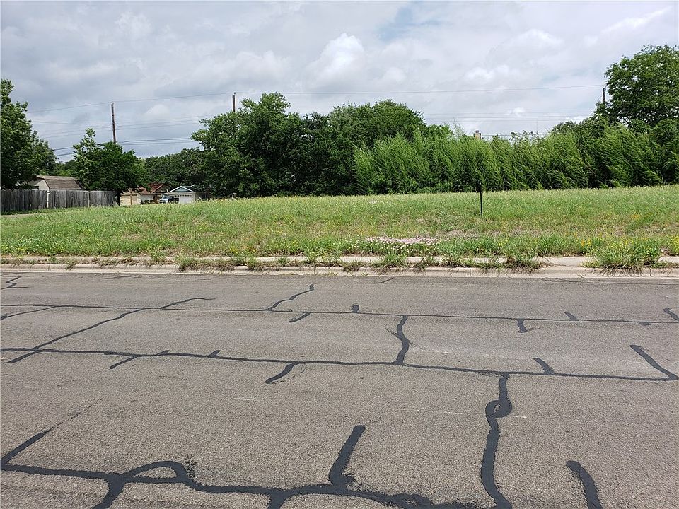 2nd image of 1702 Hollow Tree Blvd