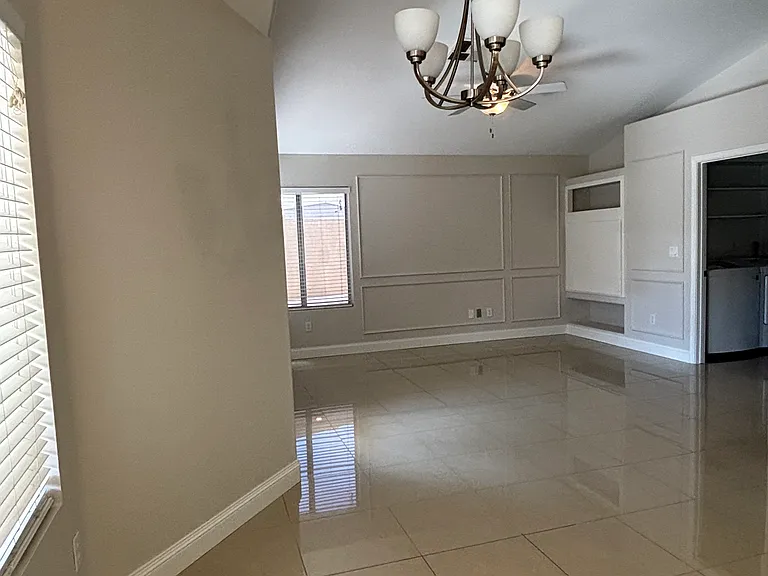 570 S Williams Pl — Photo 6