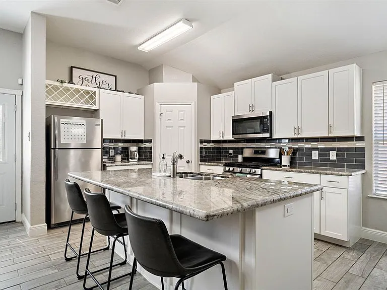 1830 Sherwood Forest Cir — Photo 2