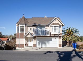220 Knoll Rd, Vista, CA 92083