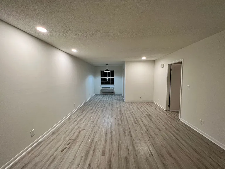 Sunset Rock Apartments — Photo 13