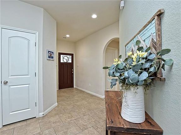 4th image of 901 Coulee Dr