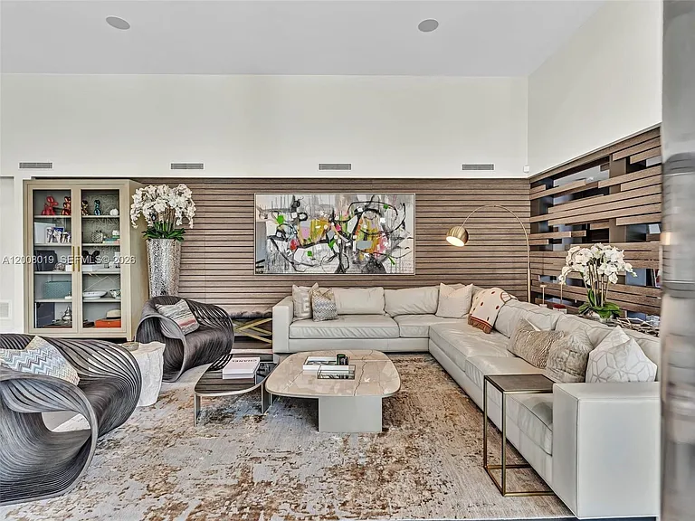 307 Holiday Dr — Photo 23