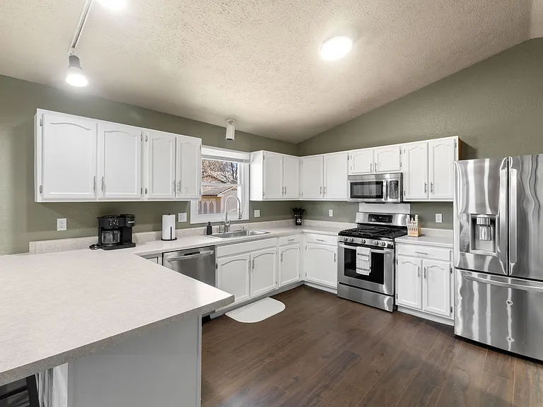 625 Robert Ave — Photo 3