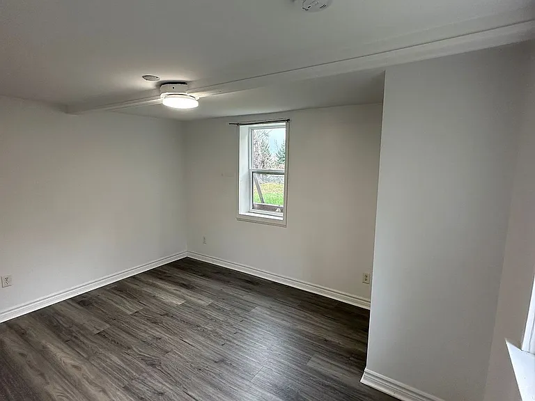 945 Yonge St — Photo 16