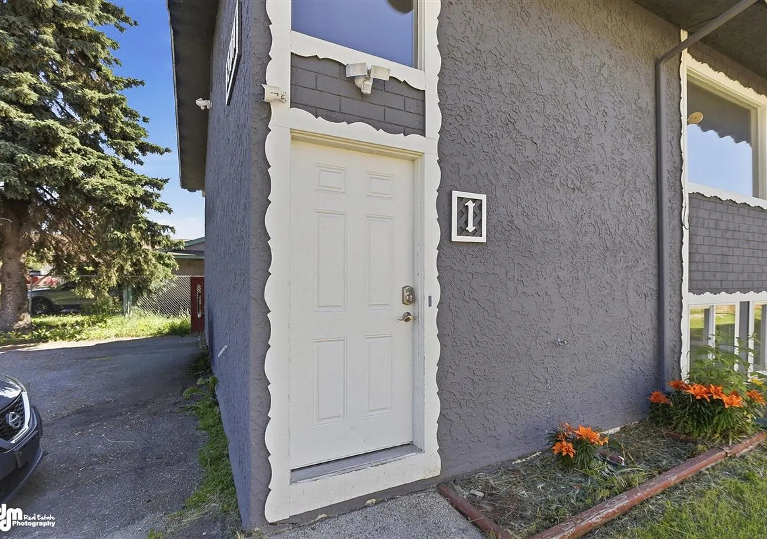 The Single-Family Alternative: 4BD/2BA Triplex Unit with Modern Comforts — Photo 4