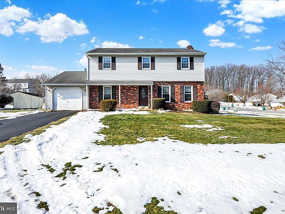 2nd image of 124 Mesa Dr