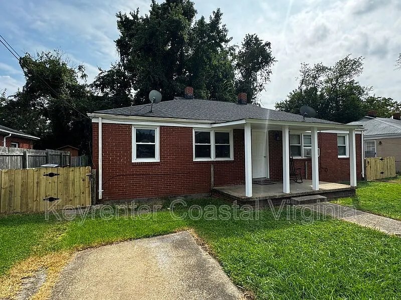 Building Photo - 211 Rogers Ave #B