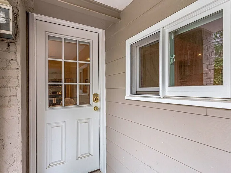1010 C St SE #B — Photo 2