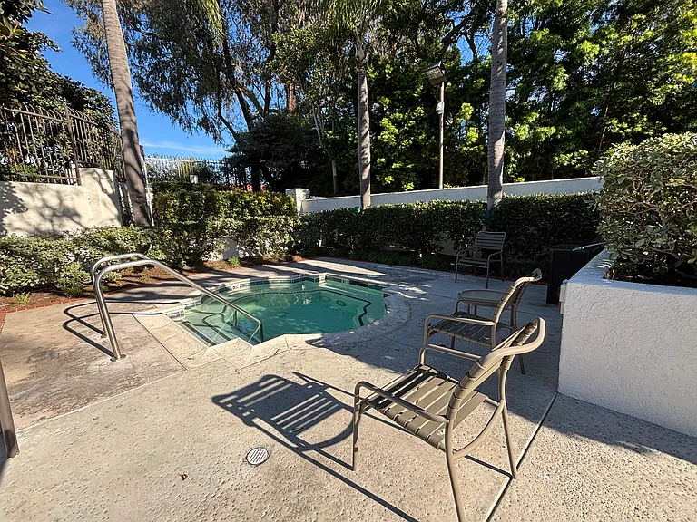 75 Palm Beach Ct — Photo 44