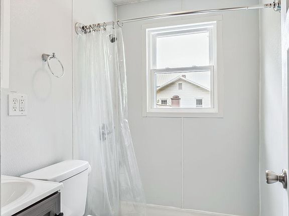 5th image of 410 1/2 Marian Ave
