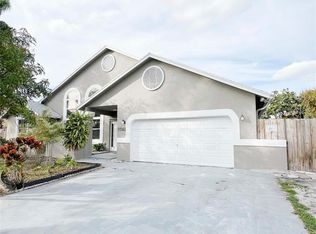 9561 SW 8th St, Pembroke Pines, FL 33025