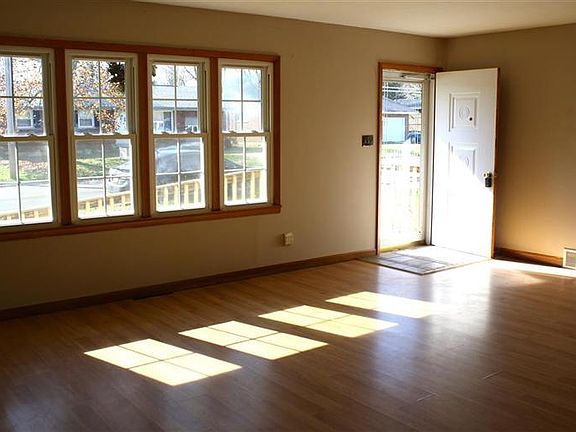 4th image of 324 Schnebelt St